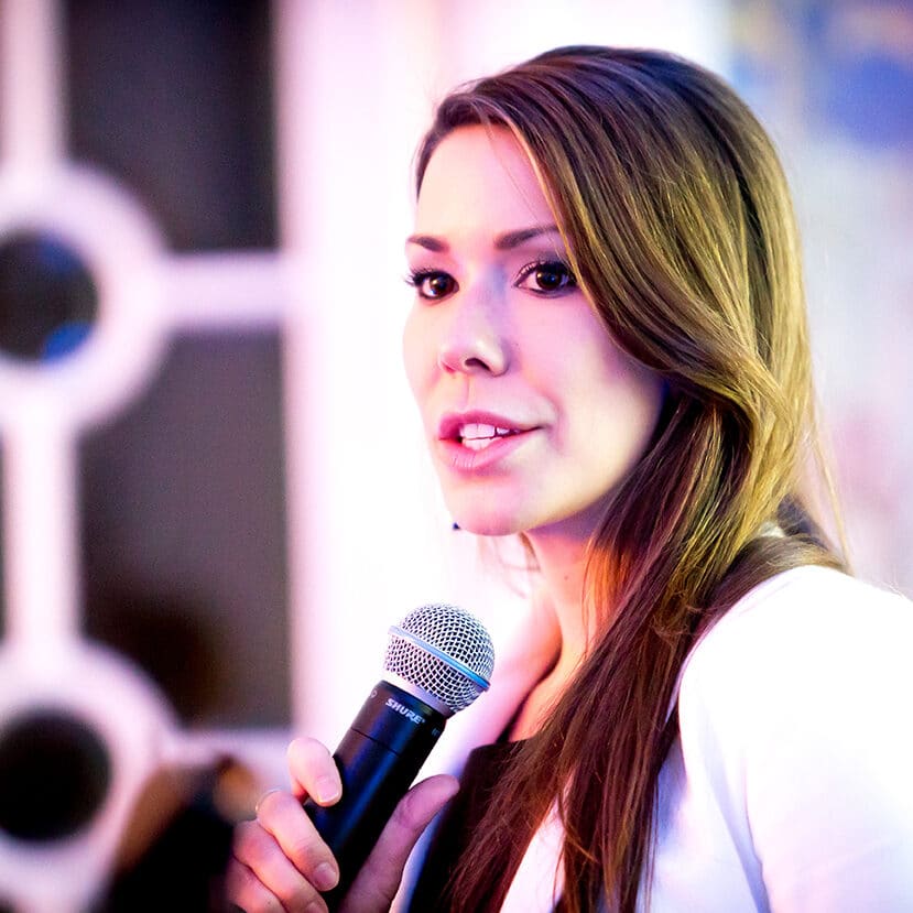 Tracy-Weldon-speaking-circle-d309888922167b4c272d134549382bd9-hbkc5r8d1quj